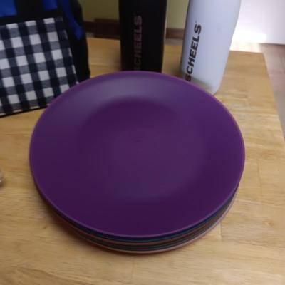 COLORFUL PLASTIC PLATES, SCHEELS WATER BOTTLES, LUNCH BAG & 2 A&W MUGS