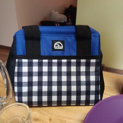 COLORFUL PLASTIC PLATES, SCHEELS WATER BOTTLES, LUNCH BAG & 2 A&W MUGS