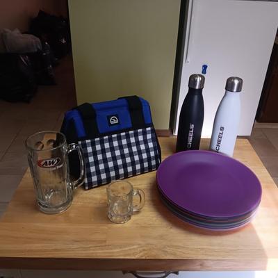 COLORFUL PLASTIC PLATES, SCHEELS WATER BOTTLES, LUNCH BAG & 2 A&W MUGS