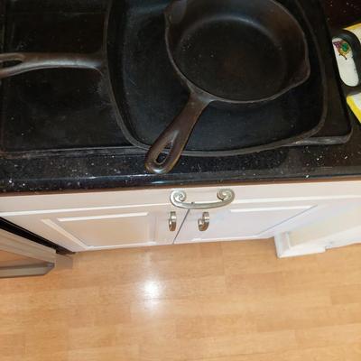 3 pieces of cast iron cookware
