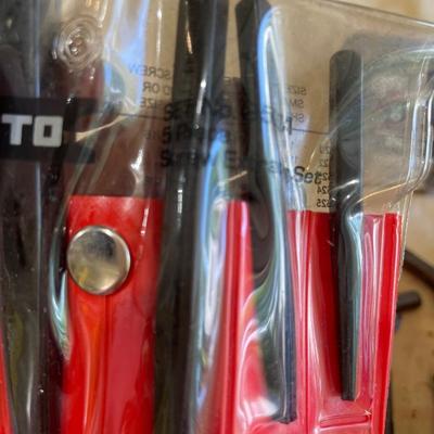 Screw extractors