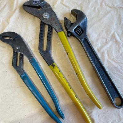 Adjustable wrench