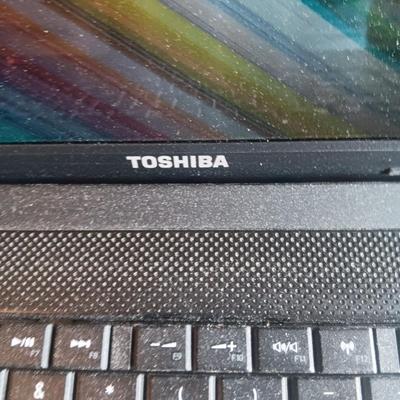 TOSHIBA LAPTOP W/WINDOWS 8