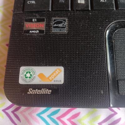 TOSHIBA LAPTOP W/WINDOWS 8