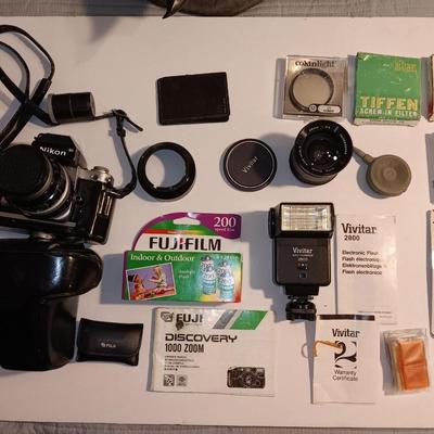 vintage Nikon 35mm camera with a BUNCH of accessories and carry case