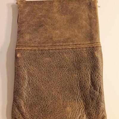 Working Amazon Kindle with genuine leather pouch made in Uruguay