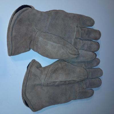 Neat old custom-made Wind River Wyoming Hat Co. cowboy hat with Carhart vest - pair of gloves and a few books