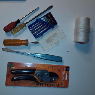Brand new Fiskars brand cutters - vintage Farmers-coop screwdriver and more