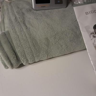 Nice Queen-sized dual control Biddeford electric blanket