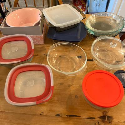 Kitchen Lot - Pyrex, Glass Rubber Maid, Rossana
