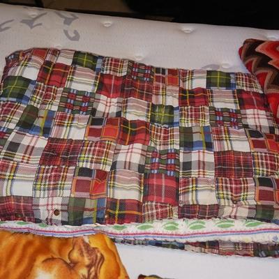 BLANKETS AND THROWS