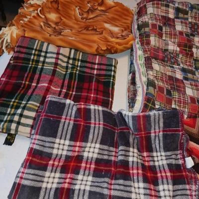 BLANKETS AND THROWS
