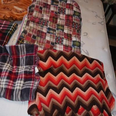 BLANKETS AND THROWS