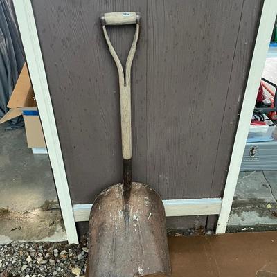 Scoop shovel