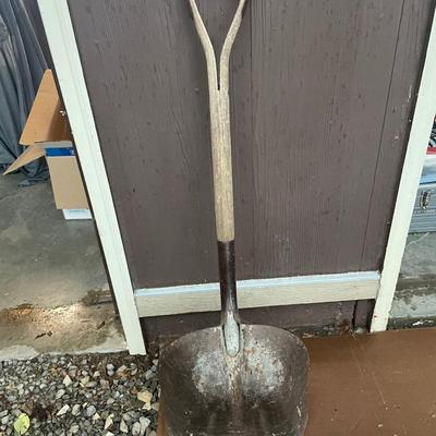 Scoop shovel