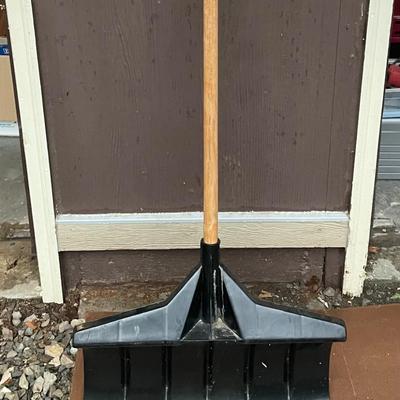 Snow shovel