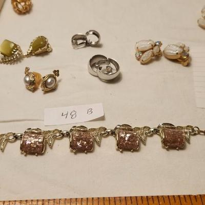 Jewelry lot including one carat emerald and vintage & clip earrings