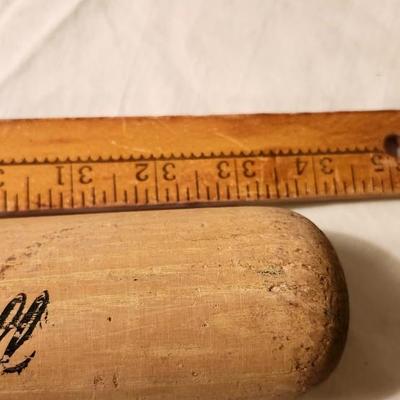 Vinage bat lot,including Louisville Slugger ( Tim McCarver) & Wilson ( Mickey Mantle) plus Adirondack