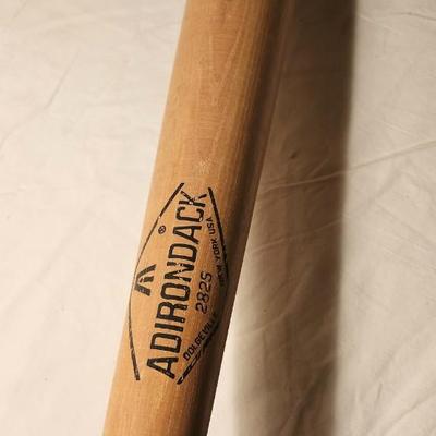Vinage bat lot,including Louisville Slugger ( Tim McCarver) & Wilson ( Mickey Mantle) plus Adirondack