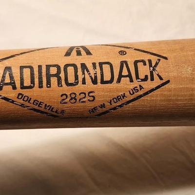 Vinage bat lot,including Louisville Slugger ( Tim McCarver) & Wilson ( Mickey Mantle) plus Adirondack