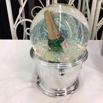 AutomatedSnow Globe Happy New Years Music Box