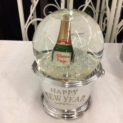 AutomatedSnow Globe Happy New Years Music Box