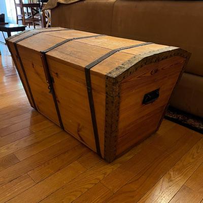 Dome Top Colonial Style Pine Chest (LR-RG)