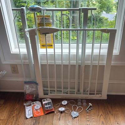 Munchkin and Regalo Baby Gates and Other Safety Accessories (LR-DZ)