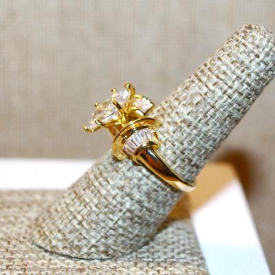 Size 7 Large Marquise Cut Stone Party Ring with Fan Side Accents on a Gold Tone Band (4.9g)