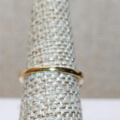 Size 7 Large Marquise Cut Stone Party Ring with Fan Side Accents on a Gold Tone Band (4.9g)