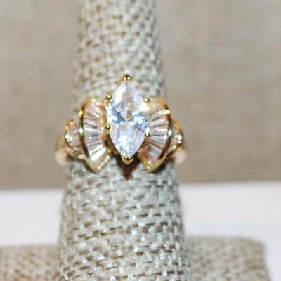 Size 7 Large Marquise Cut Stone Party Ring with Fan Side Accents on a Gold Tone Band (4.9g)