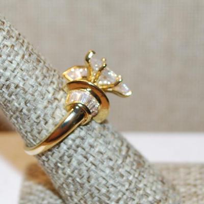 Size 7 Large Marquise Cut Stone Party Ring with Fan Side Accents on a Gold Tone Band (4.9g)