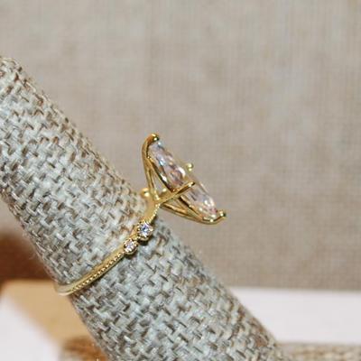 Size 7 Marquise Cut Clear Stone Ring with 2 Stone Side Accents on a Gold Tone Band (2.4g)