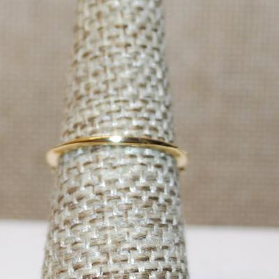 Size 7 Marquise Cut Clear Stone Ring with 2 Stone Side Accents on a Gold Tone Band (2.4g)