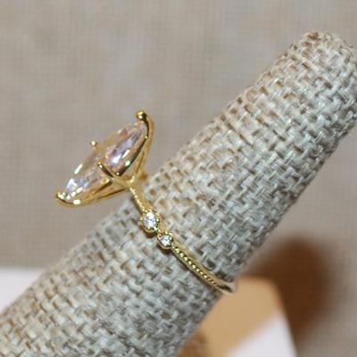 Size 7 Marquise Cut Clear Stone Ring with 2 Stone Side Accents on a Gold Tone Band (2.4g)