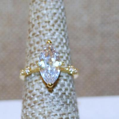 Size 6 Marquise Cut Clear Stone Ring with 2 Stone Side Accents on a Gold Tone Band (2.3g)