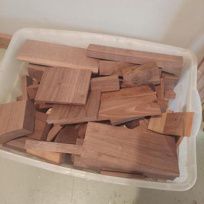 Mixed Wood Pieces: Walnut (G-BBL)