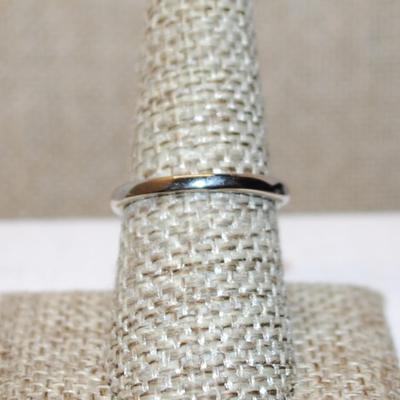 Size 8 Marked .925 Large Radiant Cut Clear Stone Ring with Small Stone Line Accents on a Silver Band (5.1g)