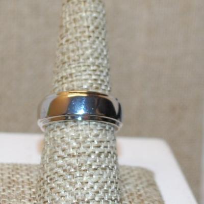 Size 8 Marked .925 Half Infinity Style Ring with Clear Stones Inlay on a Silver Band (7.1g)