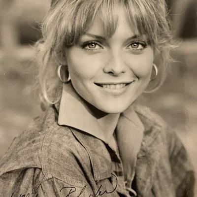 Michelle Pfeiffer signed photo