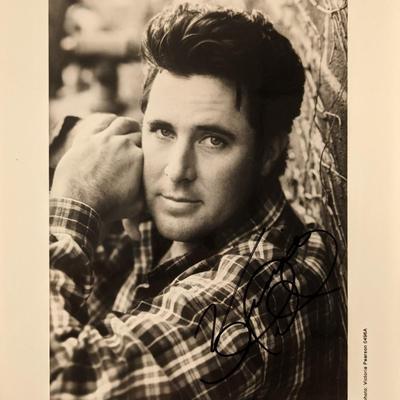 Musician Vince Gill signed photo