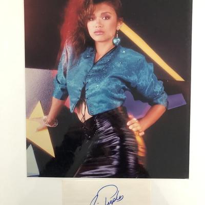 Nia Peeples signature cut and photo