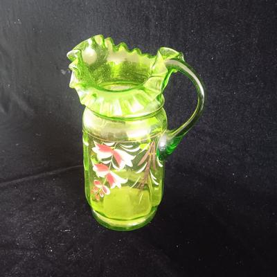 HAND PAINTED GLASS PITCHER W/RUFFLED RIM
