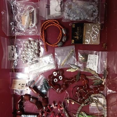 JEWELRY MAKERS BEADS (14)