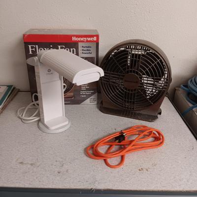 OTT TABLE TOP LAMP & FAN PLUS SHORT EXTENSION CORD