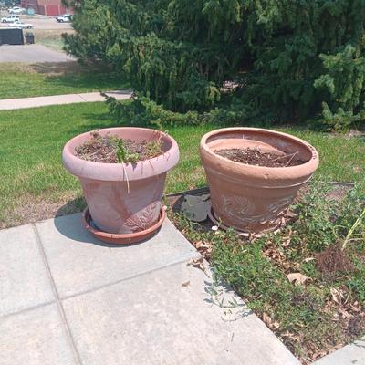 2 LARGE PLASTIC FLOWER POTS