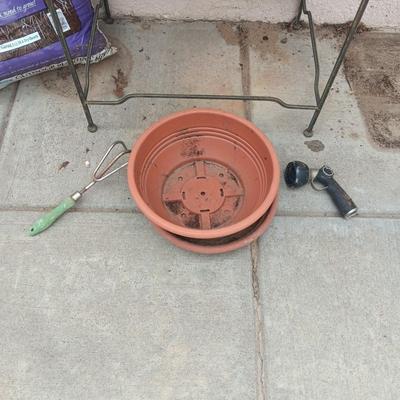 METAL PATIO SIDE TABLE, 2 FLOWER POTS, SOIL AND YARD TOOLS