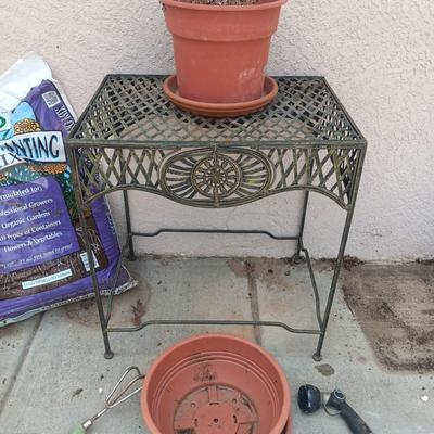 METAL PATIO SIDE TABLE, 2 FLOWER POTS, SOIL AND YARD TOOLS