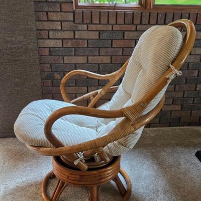 Swivel Rattan Chair with Cushion