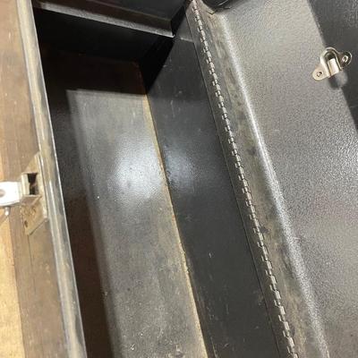 Metal tool box